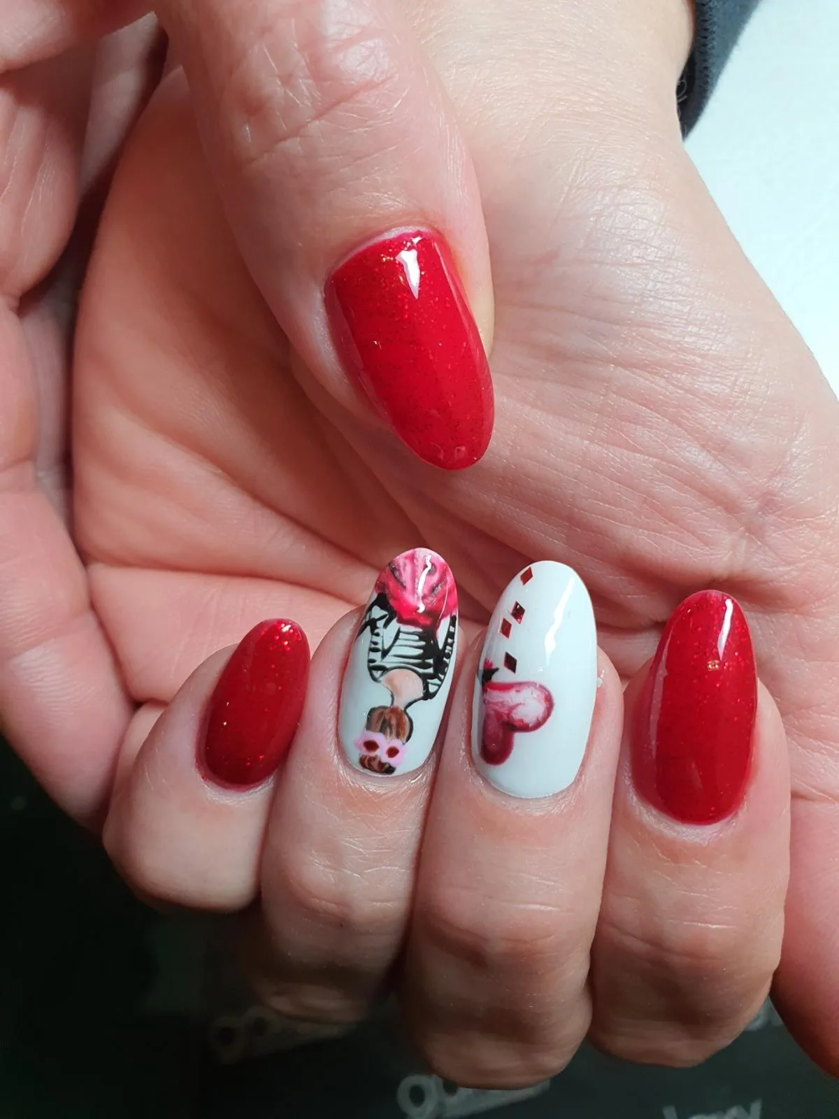 Crveni Glitter sa Skeleton i Srce Motivom