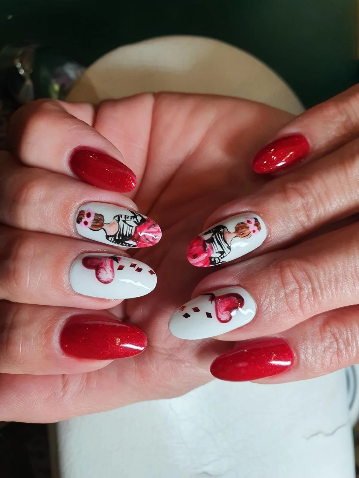 Crveni Glitter sa Skeleton i Srce Motivom — Detalj